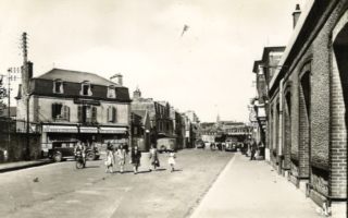 Le café face à l'ancienne gare existe encore aujourd'hui. Aujourd'hui, il est situé à côté du cinéma.