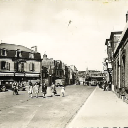 Le café face à l'ancienne gare existe encore aujourd'hui. Aujourd'hui, il est situé à côté du cinéma.