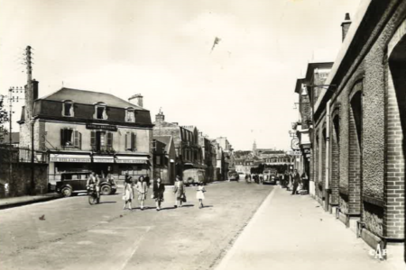 Le café face à l'ancienne gare existe encore aujourd'hui. Aujourd'hui, il est situé à côté du cinéma.