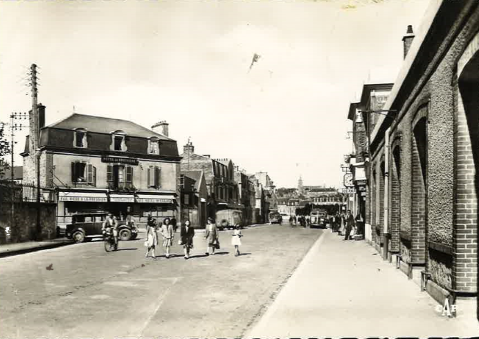 Le café face à l'ancienne gare existe encore aujourd'hui. Aujourd'hui, il est situé à côté du cinéma.